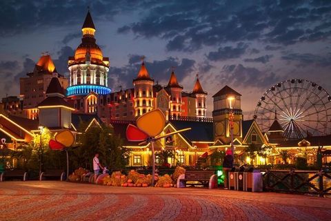 Canada Wonderland Guide: Explore Rides, Attractions, Shows, Dining, and Planning Factors