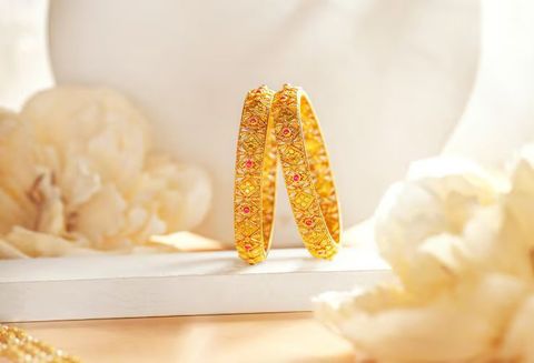 Traditional Gold Bangles Guide: Explore Designs, Gold Purity, Styles, Patterns, and Selection Factors
