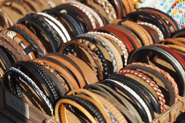 Leather Bracelets Overview to Understand Materials Craftsmanship and Fashion Trends